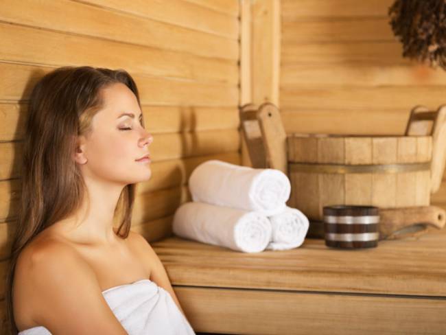 Junge Frau entspannt in der Sauna