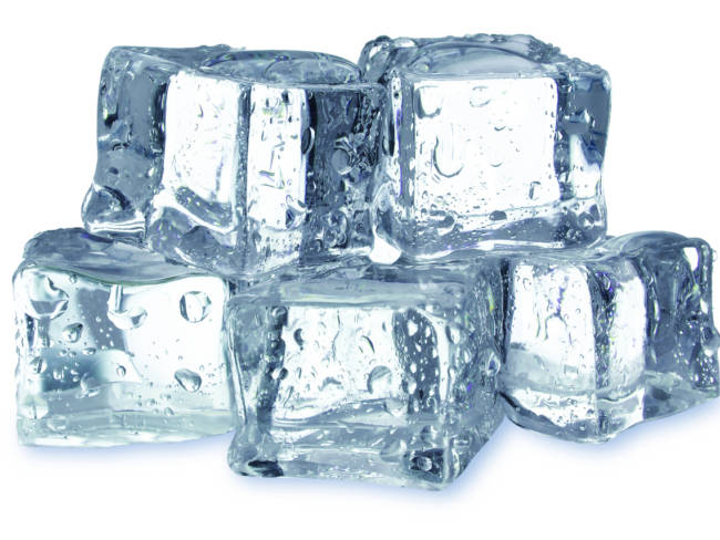 Fünf übereinander gestapelte Eiswürfel mit Wassertropfen