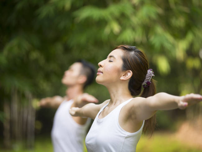 Frau macht Tai Chi Übungen im Freien