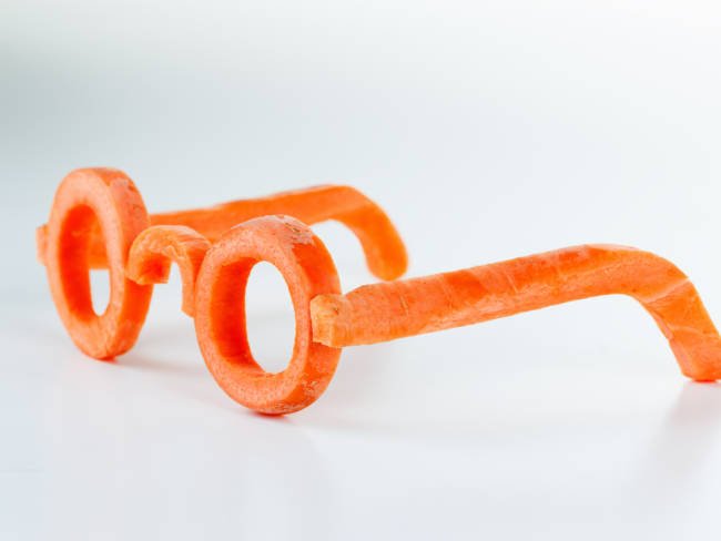 Brillengestelle aus Karotten geschnitzt