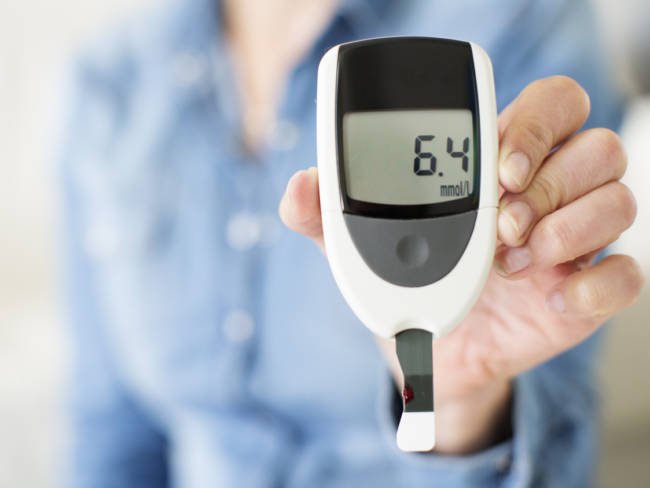Kontrolle bei Diabetes: Frau zeigt ihren Glucose-Level-Test.