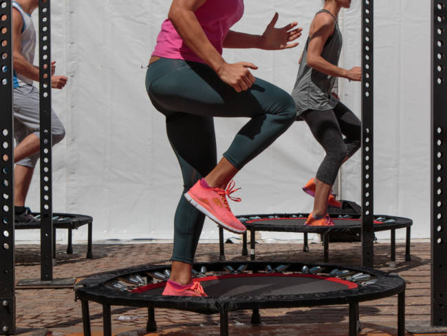 Mit Fit-Jump können Sie hüpfend ihren Körper trainieren.