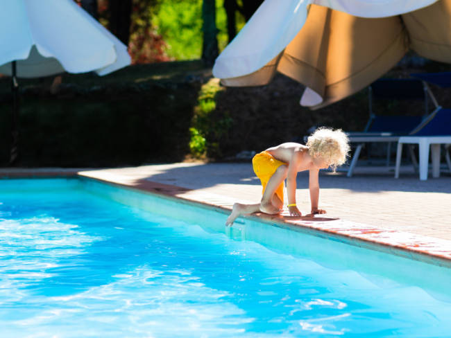 Vorsicht vor Badeunfall: Kind spielt unbeaufsichtigt beim Wasser