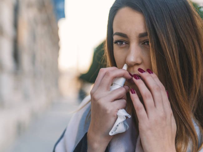 Nasenspray kann süchtig machen und viele Nebenwirkungen mit sich bringen.