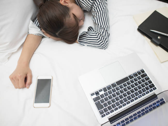 Unser Smartphone und der anstrengende Job können Gründe für unsere Schlafstörung sein.