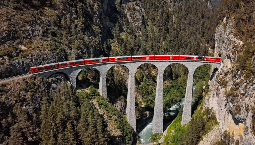 Zugfahrt durch die schöne Schweiz